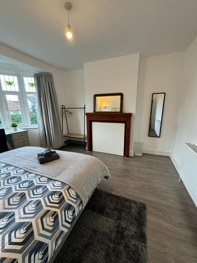 Smart Guest Rooms Fast Access To Central London Via Piccadilly Line New Southgate Exterior photo